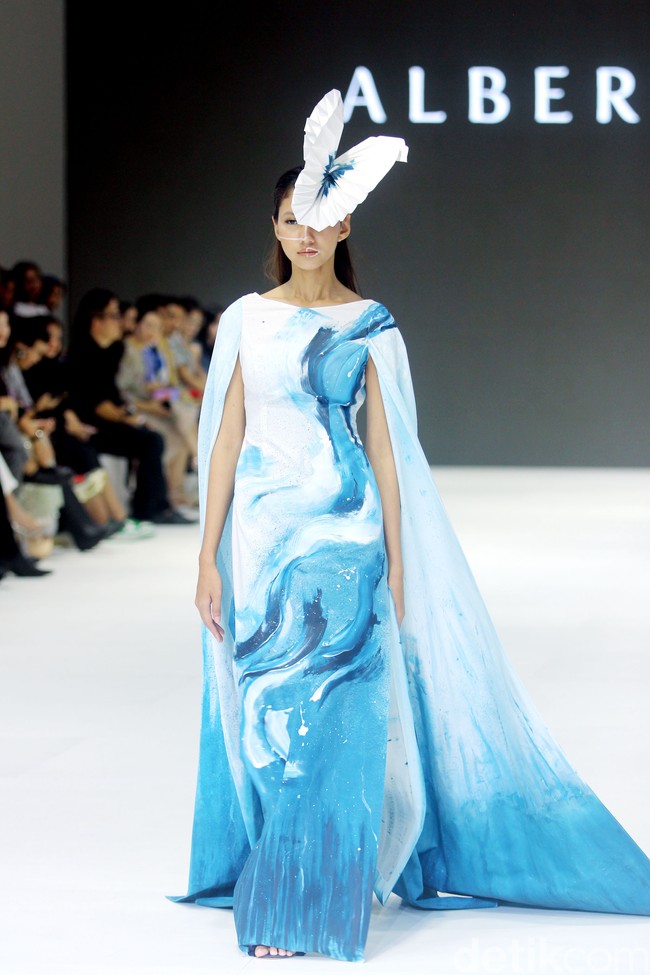 Inilah koleksi busana terbaru karya Albert Yanuar yang ditampilkan di Jakarta Fashion Week 2024, berlangsung di Pondok Indah Mal 3, Senin [23/10/2023]. Foto: Mohammad Abduh/detikcom.