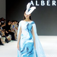 Inilah koleksi busana terbaru karya Albert Yanuar yang ditampilkan di Jakarta Fashion Week 2024, berlangsung di Pondok Indah Mal 3, Senin [23/10/2023]. Foto: Mohammad Abduh/detikcom.
