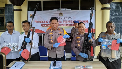 Konferensi pers kasus seorang pria yang tega menembak temannya di Lombok Barat menggunakan senapan angin hingga tewas, Senin (30/10/2023). (Ahmad Viqi/detikBali)