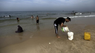 Krisis Air Bersih, Warga Gaza Mandi dan Nyuci di Pantai