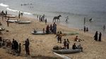 Krisis Air Bersih, Warga Gaza Mandi dan Nyuci di Pantai