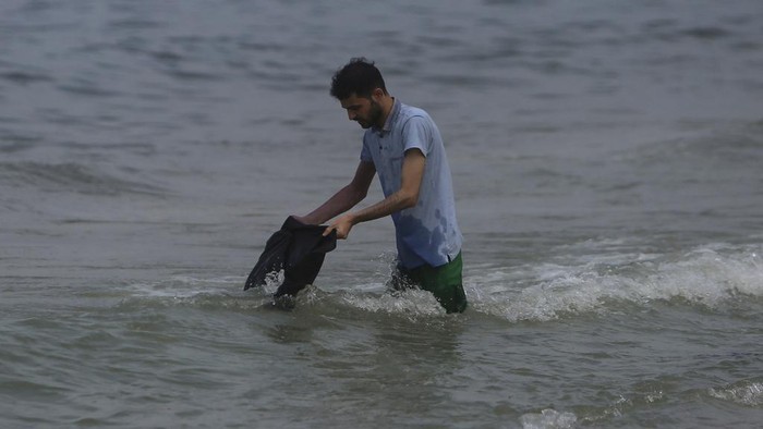 Palestinians resort to the sea water to bathe and clean their tools and clothes due the continuing water shortage in the Gaza Strip, on the beach of Deir al-Balah, Central Gaza Strip, Sunday, Oct. 29, 2023. (AP Photo/Mohammed Dahman)