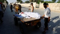 Warga Palestina yang tewas dalam serangan Israel di Gaza diangkut dengan kereta kuda menuju pemakaman massal.  