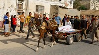 Kereta kuda mengangkut jenazah di Khan Younis, Gaza, Jumat (27/10/2023).  