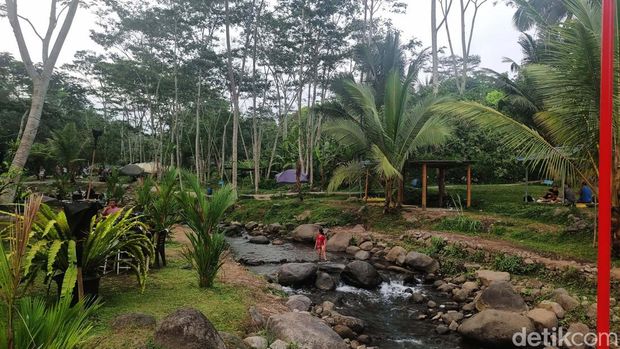 Ledok Sambi, Healing di Tepi Aliran Sungai Wisata Sleman Ledok Sambi di Desa Wisata Sambi, Sleman, Yogyakarta, memiliki keindahan alami dari aliran sungai di tengah rumput hijau. Yuk kita lihat.