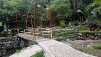Tempat ini diberi nama Ledok Sambi karena lokasinya yang berada di dataran rendah. Ledok dalam bahasa jawa berarti lembah atau cekungan, sedangkan Sambi merupakan nama desanya sendiri. Lokasinya cukup mudah ditemukan, akses jalan pun telah memadai kendaraan motor atau mobil untuk masuk. Untuk mencapai lokasi sungainya, pengunjung harus menuruni beberapa anak tangga.  