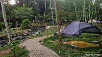 Pengunjung bisa menikmati semilir angin sambil menikmati panorama alam di sini, piknik, bermain air di aliran sungai yang dangkal, hingga mencoba berbagai aktivitas seru seperti flying fox, kano, kayak, paintball, dan panahan. Pengunjung juga bisa menyewa tenda untuk camping di sini bersama teman, tenda biasanya didirikan di pinggir aliran sungai. Untuk menikmati wahana-wahana dan camping ini, pengunjung harus membayar per masing-masing aktivitas.  