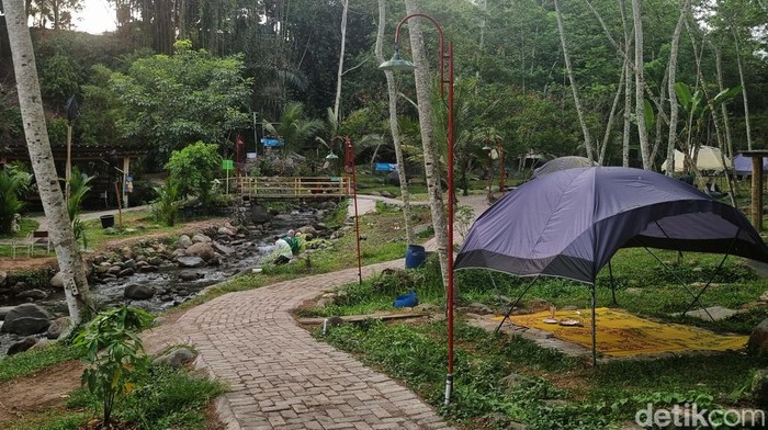 Ledok Sambi di Desa Wisata Sambi, Sleman, Yogyakarta, memiliki keindahan alami dari aliran sungai di tengah rumput hijau. Yuk kita lihat.