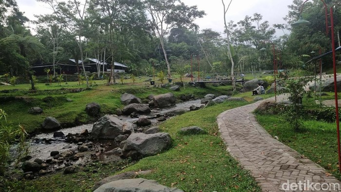 Ledok Sambi, Healing di Tepi Aliran Sungai Wisata Sleman Ledok Sambi di Desa Wisata Sambi, Sleman, Yogyakarta, memiliki keindahan alami dari aliran sungai di tengah rumput hijau. Yuk kita lihat.