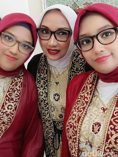 Lita Ridwan Hassan bersama Izzata (kiri) dan Izzati (kanan)