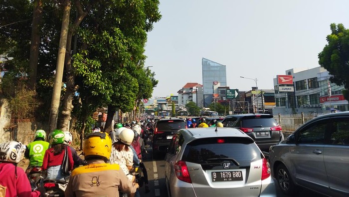 Macet di perempatan Mampang Prapatan