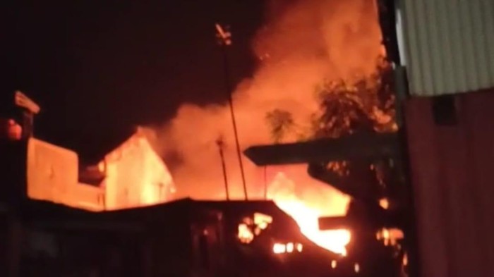 Sebuah rumah di Jalan Muh Tahir, Makassar, Sulawesi Selatan (Sulsel) terbakar.