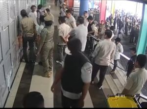 PD Pasar Makassar Buka Paksa Pintu Pasar Butung gegara Digembok Eks Pengelola
