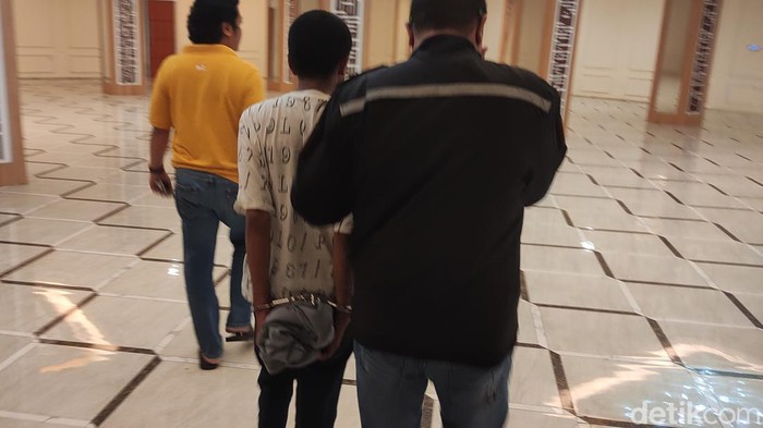Pelaku diborgol dan dibawa petugas Polsek Semarang Tengah