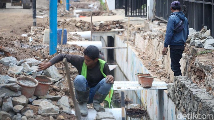 Trotoar di kawasan Pulo Gadung, Jakarta Timur, tengah ditata. Trotoar ini akan membentang hingga Velodrome.