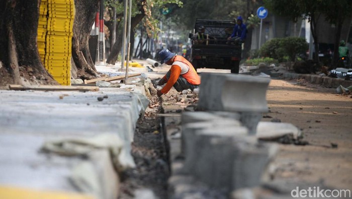 Trotoar di kawasan Pulo Gadung, Jakarta Timur, tengah ditata. Trotoar ini akan membentang hingga Velodrome.