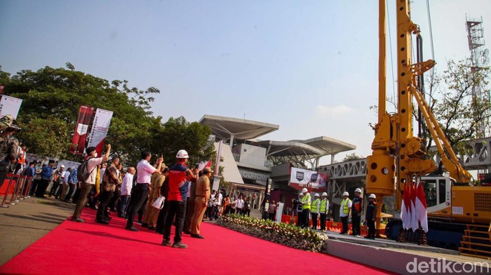 Menhub Budi Karya Sumadi meletakkan batu pertama proyek LRT Jakarta fase 1B. Rute tersebut akan membentang dari Velodrome ke Manggarai.