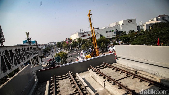 Menhub Budi Karya Sumadi meletakkan batu pertama proyek LRT Jakarta fase 1B. Rute tersebut akan membentang dari Velodrome ke Manggarai.