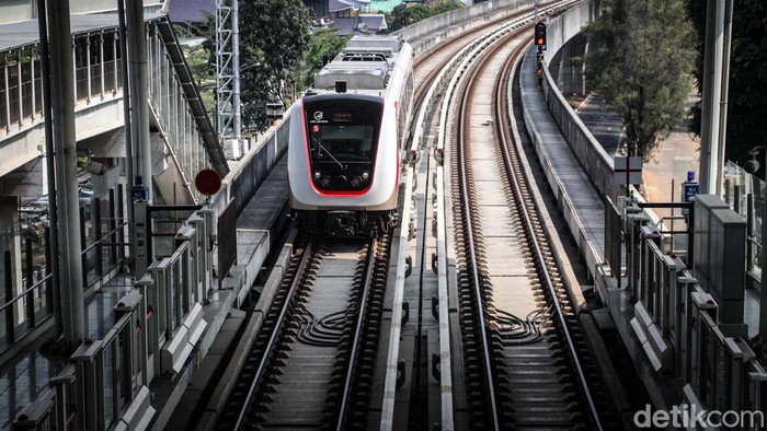 Menhub Budi Karya Sumadi meletakkan batu pertama proyek LRT Jakarta fase 1B. Rute tersebut akan membentang dari Velodrome ke Manggarai.