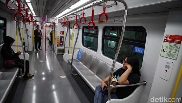 Menhub Budi Karya Sumadi meletakkan batu pertama proyek LRT Jakarta fase 1B. Rute tersebut akan membentang dari Velodrome ke Manggarai.