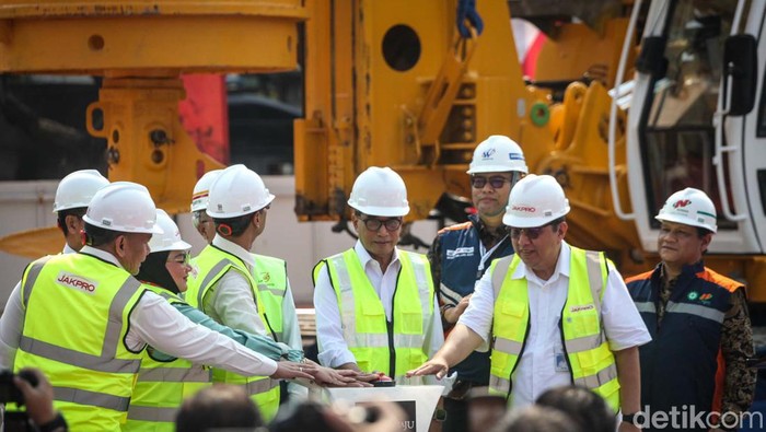 Menhub Budi Karya Sumadi meletakkan batu pertama proyek LRT Jakarta fase 1B. Rute tersebut akan membentang dari Velodrome ke Manggarai.