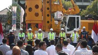 Menhub Budi Karya Sumadi bersama Pj Gubernur DKI Jakarta Heru Budi Hartono dan jajaran melakukan groundbreaking proyek LRT Jakarta fase 1B di kawasan Velodrome, Jakarta Timur, Senin (30/10/2023). 