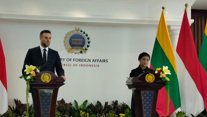 Menteri Luar Negeri Retno Marsudi bertemu dengan Menteri Luar Negeri Lithuania H.E. Gabrielius Landsbergis.