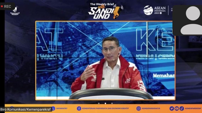 Menteri Pariwisata dan Ekonomi Kreatif Sandiaga Salahuddin Uno dalam acara The Weekly Brief with Sandi Uno yang digelar secara virtual, Senin malam (30/10/2023). (Tangkapan layar)