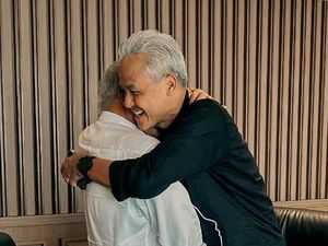 Cerita di Balik Pelukan Ganjar dengan Pak Bas hingga soal Air Mata