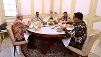 Keempatnya lantas duduk melingkar di hadapan sebuah meja makan bundar dengan beragam menu yang telah tersaji. Beberapa menu yang disajikan yaitu nasi putih, soto lamongan, ayam kodok, sapi lada hitam, dan bebek panggang. Selain itu tampak juga cumi goreng, udang goreng telur asin, kaylan cah sapi, hingga sajian minuman es laksamana mengamuk serta jus jeruk.