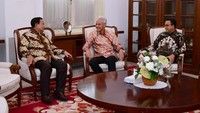 Suasana hangat dan akrab terlihat pada pertemuan para tokoh tersebut. Sebelum bertemu Presiden Jokowi, ketiga capres tampak berbincang di ruang tunggu tamu Istana Merdeka. Ketiganya tampak kompak mengenakan batik lengan panjang.