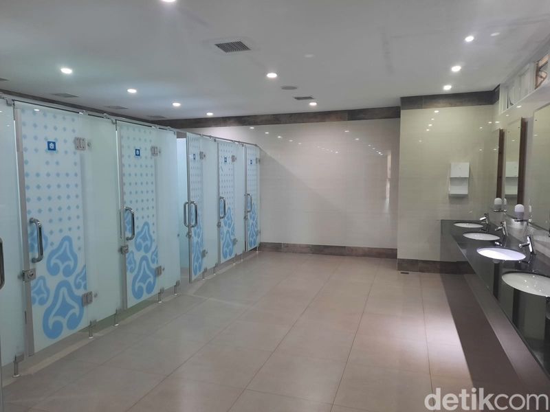 Motif batik mega mendung di Bandara Kertajati