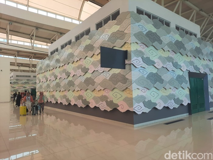 Motif batik mega mendung di Bandara Kertajati