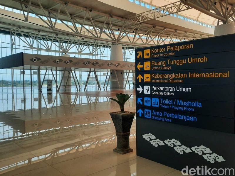 Motif batik mega mendung di Bandara Kertajati
