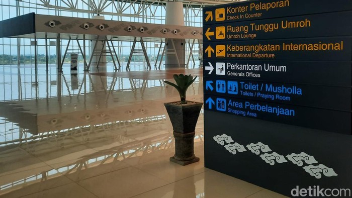 Motif batik mega mendung di Bandara Kertajati