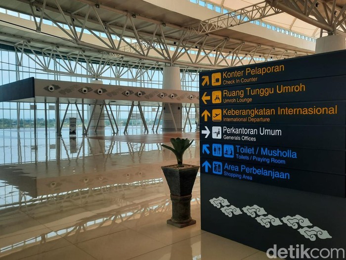 Motif batik mega mendung di Bandara Kertajati