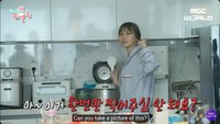 Pada area belakang sudut dapurnya, Nayeon meletakkan banyak alat memasak. Seperti rice cooker, oven, air fryer, dan lainnya. Foto: YouTube MBC World
