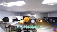 Koleksi minuman beralkohol yang dimiliki oleh Nayeon sangat beragam. Menurut manajer, sang idol kerap mendapatkan hadiah minuman beralkohol, seperti champagne, wine, hingga sake. Foto: YouTube MBC World