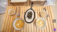 Saat masakannya matang, biasanya Nayeon menyajikan di atas meja makan. Terkadang ia akan menggelar meja kecil sehingga suasananya seperti sedang berkemah. Foto: YouTube MBC World