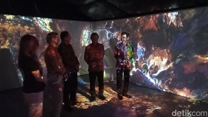 Pameran seni visual bertajuk Walking Through A Songline yang menggunakan teknologi imersif menampilkan kehidupan suku Aborigin di masa lampau di Discovery Mall, Kuta, Badung, Bali, Senin (30/10/2023). (Aryo Mahendro/detikBali)