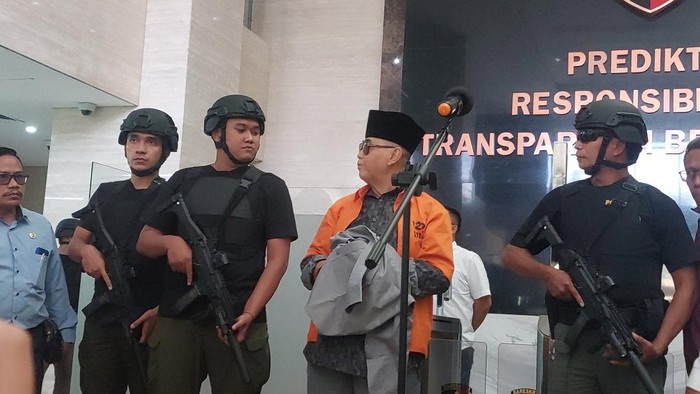 Panji Gumilang Dikawal Polisi Bersenjata saat Dilimpahkan ke Kejari Indramayu