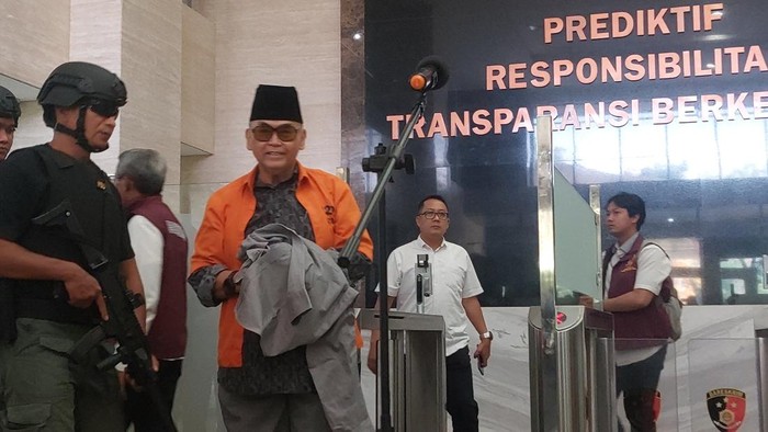 Panji Gumilang saat proses pelimpahan Tahap II di Bareskrim Polri.
