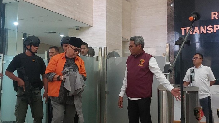 Panji Gumilang saat proses pelimpahan Tahap II di Bareskrim Polri.