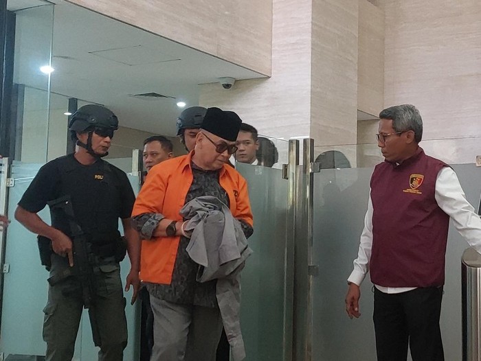 Panji Gumilang saat proses pelimpahan Tahap II di Bareskrim Polri.
