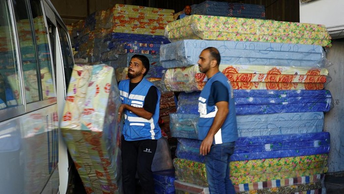 Workers sort aid to be distributed to Palestinians, as the conflict between Israel and Palestinian Islamist group Hamas continues, at a United Nations-run facility, in Khan Younis in the southern Gaza Strip, October 26, 2023. REUTERS/Ibraheem Abu Mustafa