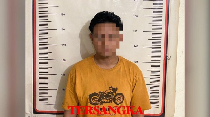 Pelaku  saat diamankan polisi atas kasus pencabulan anak di bawah umur. (Foto: dok Polsek Sekupang).