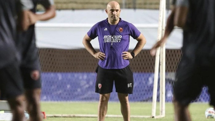 Pelatih PSM Makassar Bernardo Tavares memimpin latihan jelang melawan Rans Nusantara FC di Liga 1 2023/2024.