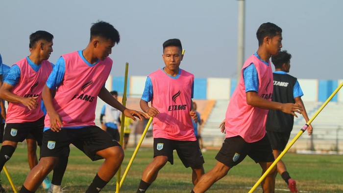 Pemain Persela berlatih