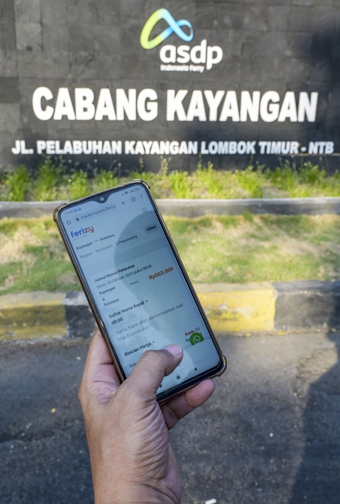 Pemberlakuan tiket daring penyeberangan Lombok-Sumbawa Calon penumpang membeli tiket kapal feri secara daring saat akan menyeberang menuju Pulau Sumbawa dari Pelabuhan Kayangan, Selong, Lombok Timur, NTB, Senin (30/10/2023). ASDP Indonesia Ferry (Persero) telah memberlakukan pembelian tiket secara daring melalui trip.ferizy.com untuk kapal penyeberangan lintas Pelabuhan Kayangan, Lombok Timur ke Pelabuhan Poto Tano, Sumbawa sejak 11 Oktober 2023.ANTARA FOTO/Ahmad Subaidi/hp.