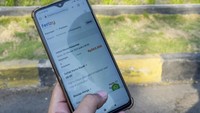 Calon penumpang membeli tiket kapal feri secara daring saat akan menyeberang menuju Pulau Sumbawa dari Pelabuhan Kayangan, Selong, Lombok Timur, NTB, Senin (30/10/2023). 